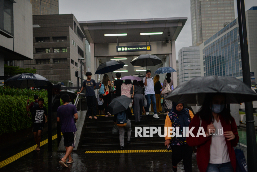  Suasana hujan di pintu masuk Stasiun MRT Bundaran HI, Jakarta Pusat. 