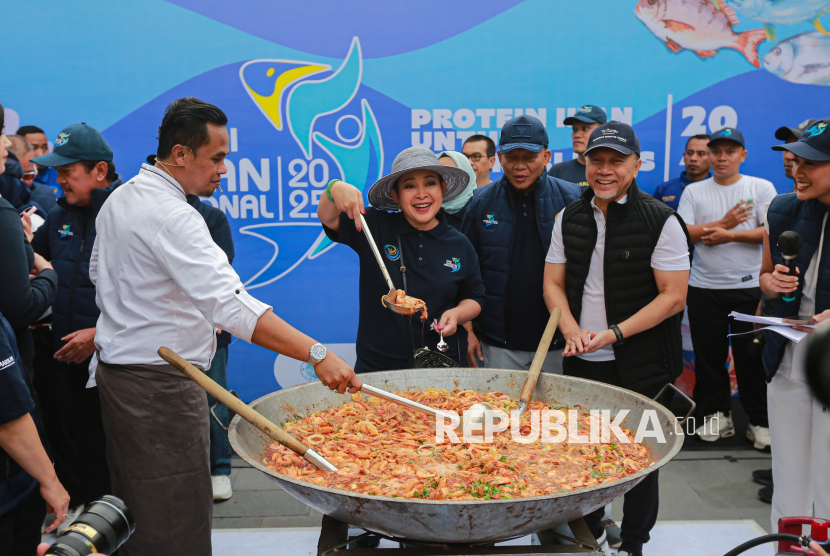 Menko Bidang Pangan Zulkifli Hasan, Ketua Komisi IV DPR Siti Hediati Soeharto alias Titiek Soeharto, dan Chef Lord Adi dalam acara puncak peringatan Hari Ikan Nasional di Sarinah, Jakarta Pusat, Ahad (23/11/2025).