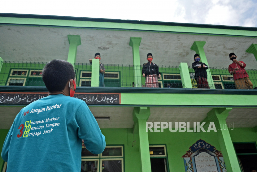 Petugas promosi kesehatan UPT puskemas Gadog memberi himbauan memakai masker, mencuci tangan, dan menjaga jarak (3M) kepada para santri di sebuah pesantren di Garut, Jawa Barat. (ilustrasi)