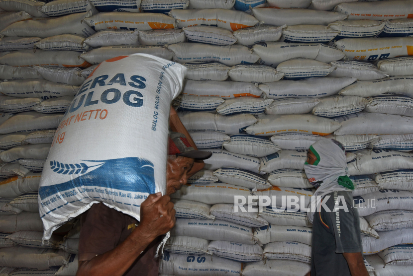 Wakil Ketua Komisi IV DPR RI Dedi Mulyadi meminta Kementerian Pertanian (Kementan) memantau jalannya proses hukum terhadap dugaan penyalahgunaan izin impor beras asal Vietnam. Dedi memantau beras itu beredar di Pasar Cipinang Jakarta.