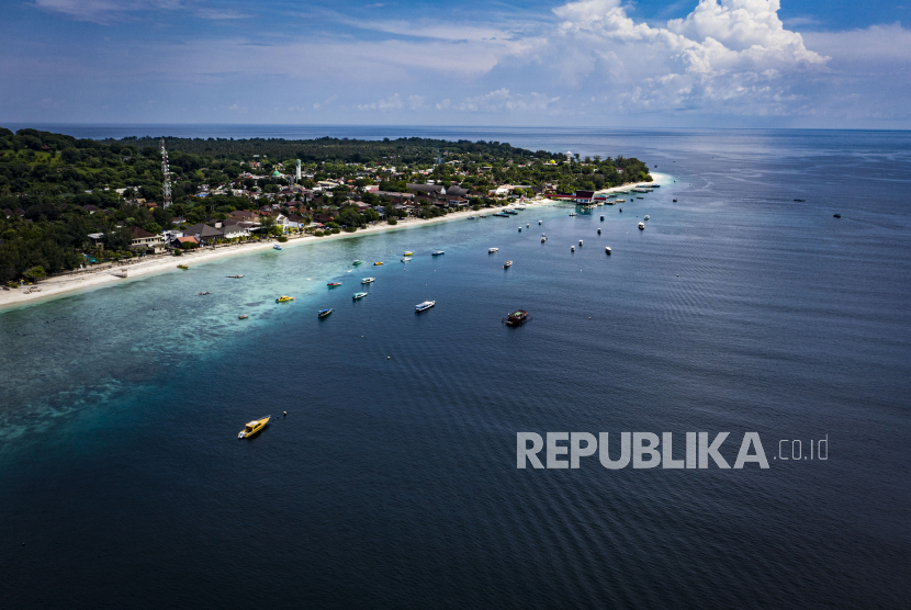 Foto udara suasana Gili Trawangan di Kepulauan Gili, Lombok Utara, Nusa Tenggara Barat, Minggu (7/3/2021). Kepulauan Gili merupakan salah satu destinasi wisata keunggulan Lombok yang terdiri dari tiga pulau, yaitu Gili Trawangan, Meno, dan Air. 