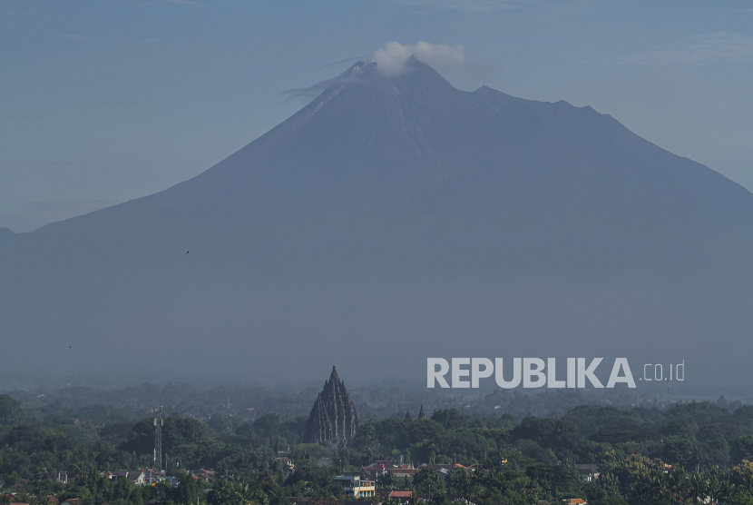 Guguran material vulkanik keluar dari kubah lava Gunung Merapi terlihat dari Prambanan, Sleman, DI Yogyakarta.