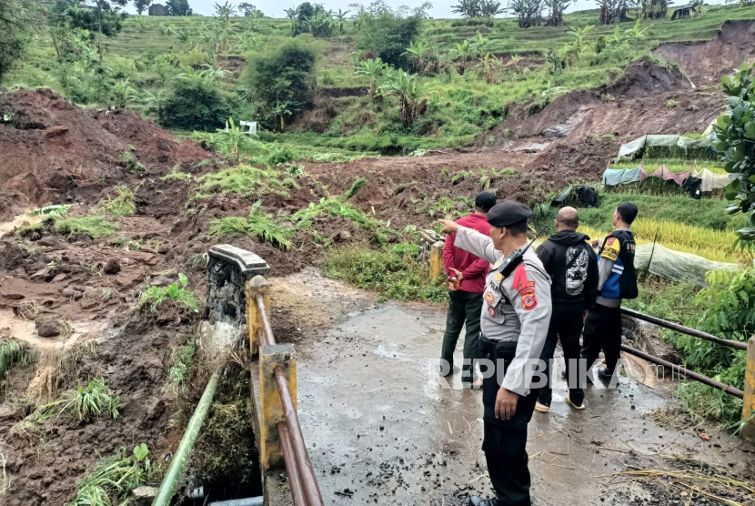 Tanah longsor akibat dampak hujan deras terjadi di Jalan Walagri Mulya, Kelurahan Pasanggrahan, Kecamatan Ujungberung, Kota Bandung, Rabu (11/9/2024). Akibatnya, jalan penghubung antara RW 09 dan RW 10 tertutup tidak bisa dilintasi kendaraan roda dua dan roda empat. 