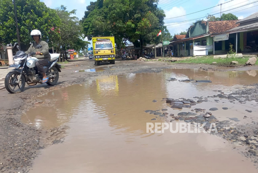 Jalan poros Rumbia yang rusak di Kecamatan Rumbia, Kabupaten Lampung Tengah, Lampung, sebelum diperbaiki Senin (1/5/2023).
