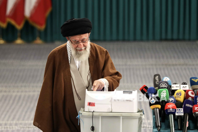 Pemimpin tertinggi Iran Ayatollah Ali Khamenei memberikan suara elektroniknya dalam pemilihan parlemen putaran kedua di Teheran, Iran, 10 Mei 2024. Warga Iran pada 10 Mei memberikan suara untuk kurs