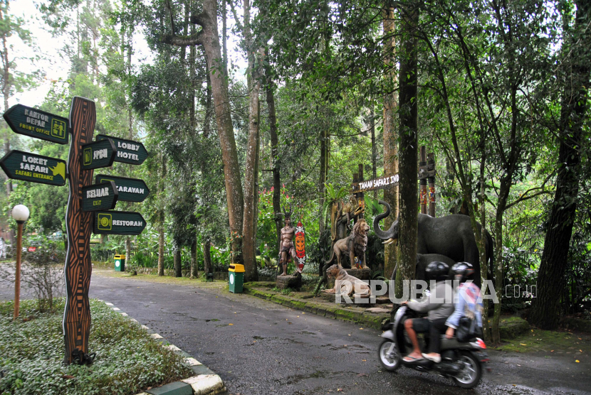 Pengendara motor melewati area parkir saat penutupan Taman Safari Indonesia (TSI) Cisarua, Kabupaten Bogor, Jawa Barat.