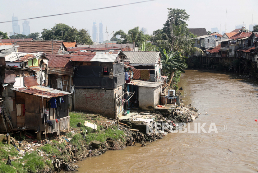Deretan rumah kumuh berada di tepi Sungai Ciliwung, Jakarta Selatan pada 28 Juni 2022.