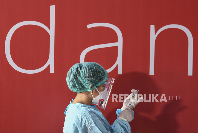 Vaksinator mempersiapkan alat suntik sebelum menyuntikan vaksin COVID-19 bagi seniman dan budayawan di Galeri Nasional, Jakarta, Senin (19/4/2021). Menurut pemerintah jumlah vaksinasi COVID-19 hingga Senin (19/4/2021) tercatat 10.966.934 orang telah mendapatkan vaksin COVID-19 dosis pertama sementara penerima vaksin COVID-19 dosis kedua menembus 6.050.732 orang. 