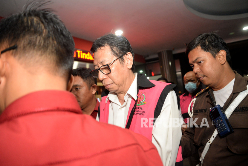 Tersangka eks Direktur Utama PT Jasa Marga Jalan Layang Cikampek (JJC) Djoko Dwijono (DD) memakai rompi tahanan di Gedung Bundar Kejaksaan Agung, Jakarta Selatam, Rabu (13/9/2023).