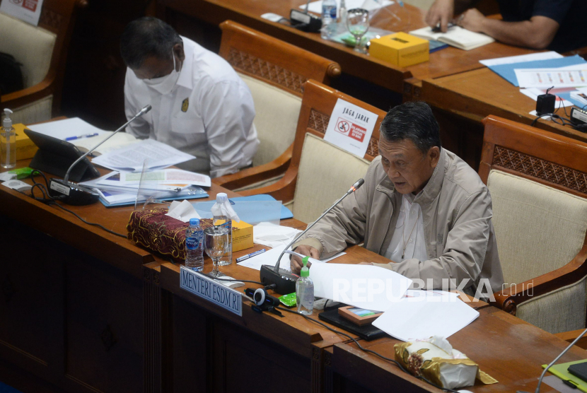 Menteri Energi dan Sumber Daya Mineral (ESDM) Arifin Tasrif mengikuti rapat kerja dengan Komisi VII DPR di Kompleks Parlemen, Senayan, Jakarta, Rabu (2/6). Rapat kerja tersebut membahas Asumsi Dasar Makro Sektor ESDM RAPBN Tahun Anggaran 2021, Penetapan Asumsi Dasar Makro Sektor ESDM RAPBN Tahun Anggaran 2021 dan Pengantar Pagu Indikatif RKP K/L dan RKA K/L Tahun Anggaran 2022. 