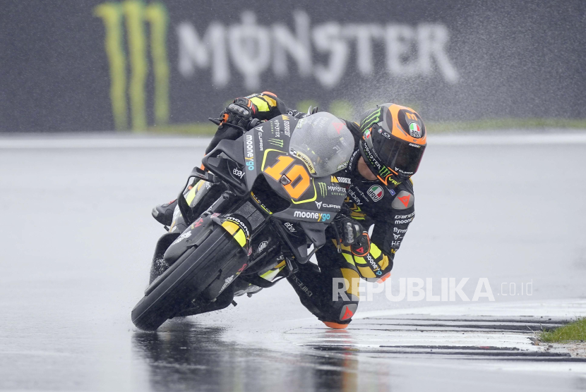 Pembalap MotoGP dari tim Mooney VR46 Racing Team, Luca Marini, memacu sepeda motornya.