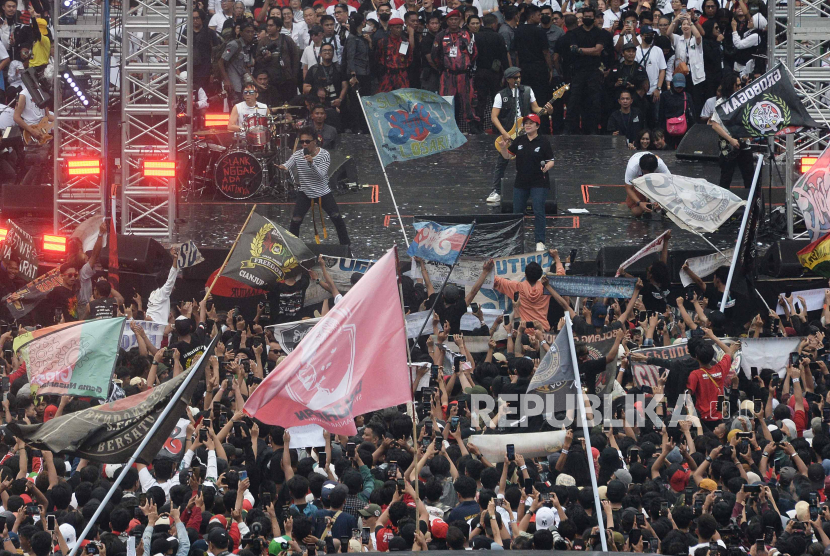 Grup Band Slank beraksi saat acara Konser Salam M3tal (Menang Total) di Stadion Utama Gelora Bung Karno, Jakarta, Sabtu (3/2/2024). Slank juga meriahkan kampanye akbar 03 di Semarang, Jawa Tengah.