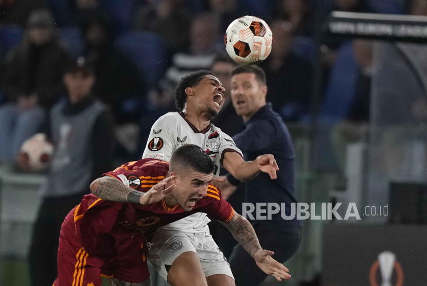 Amine Adli (kanan) saat membela Bayer Leverkusen.