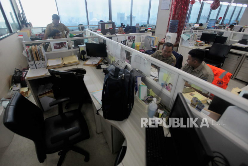Aparatur sipil negara (ASN) saat bekerja di kompleks Balai Kota DKI Jakarta, Senin (21/8/2023). BKD DKI menegaskan pelayanan publik tetap berjalan meski ASN bekerja di rumah.