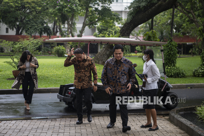 Ketua Umum PSSI periode 2023-2027 Erick Thohir (kedua kanan) didampingi Wakil Ketua Zainudin Amali (kedua kiri) dan Ratu Tisha (kiri) tiba di Kantor Presiden seusai bertemu Presiden Joko WIdodo di Istana Kepresidenan Jakarta, Senin (20/2/2023). Zainudin Amali menyampaikan pengunduran diri dari jabatan Menpora kepada Presiden Jokowi. (ilustrasi)