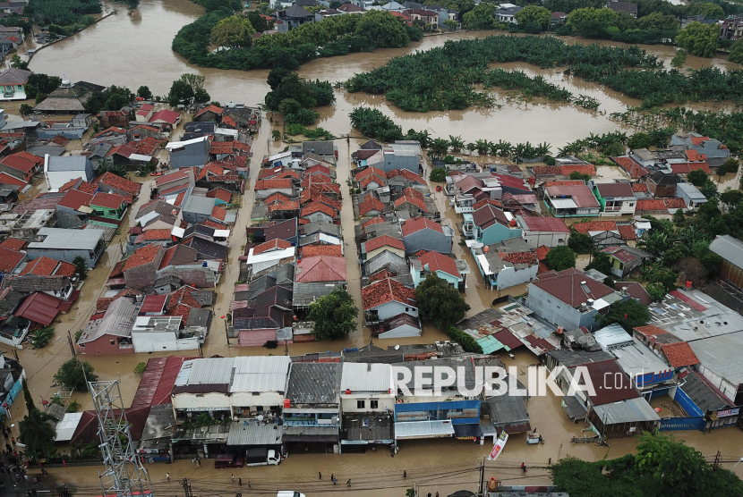 Penampakan banjir di Bekasi Selatan, Jawa Barat. BNI menyalurkan bantuan untuk korban banjir di Bekasi. (ilustrasi)