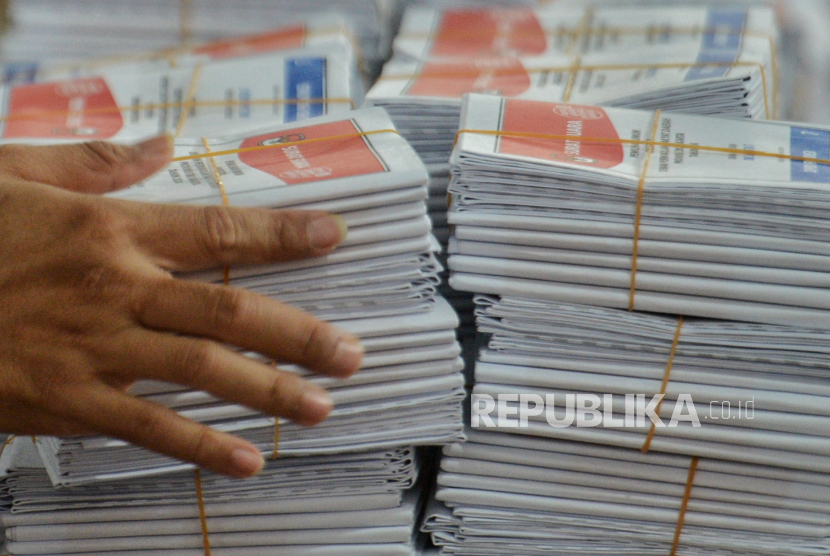 Petugas mengemas surat suara di Gudang Logistik KPU Jakarta Selatan, Jakarta, Rabu (31/1/2024). KPU DKI Jakarta bakal mendistribusikan logistik Pemilu 2024 ke Tempat Pemungutan Suara (TPS) pada H-1 atau 13 Februari mendatang. Menurut data dari Koordinator Divisi Perencanaan dan Logistik KPU DKI Jakarta mencatat jumlah total surat suara yang selesai dilipat sebanyak 33.747.852 lembar, untuk Pemilihan Presiden (Pilpres) dan Pemilihan Anggota Legislatif (Pileg) 2024 yang terdiri dari Anggota Legislatif DPR, DPD dan DPRD DKI Jakarta.