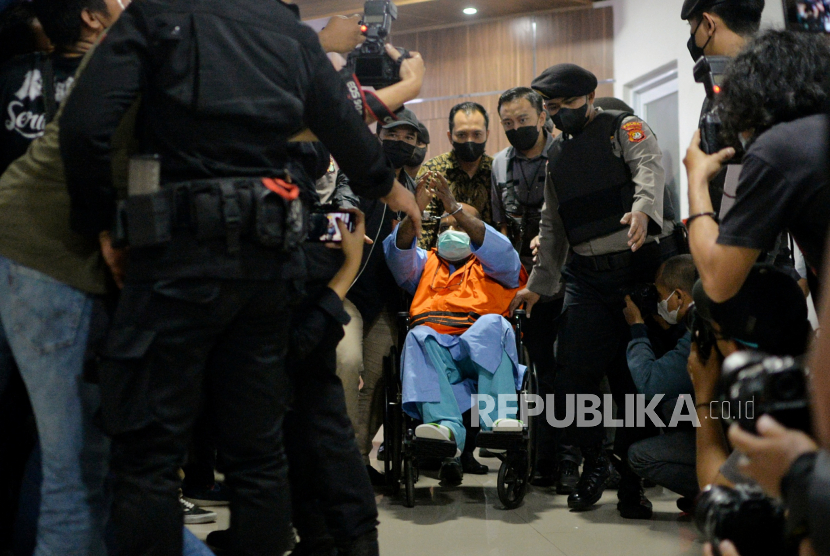 Tersangka Gubernur Papua nonaktif  Lukas Enembe mengenakan rompi tahanan. Kuasa hukum Lukas Enembe membantah KPK bahwa kliennya telah bisa beraktivitas sendiri.