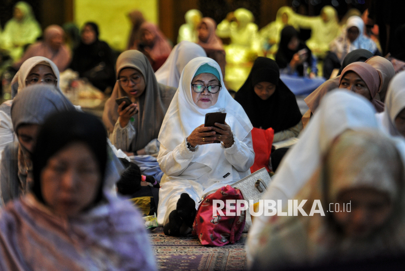 Keajaiban Bismillah Seorang Istri yang Meluruhkan Suami Super Munafik