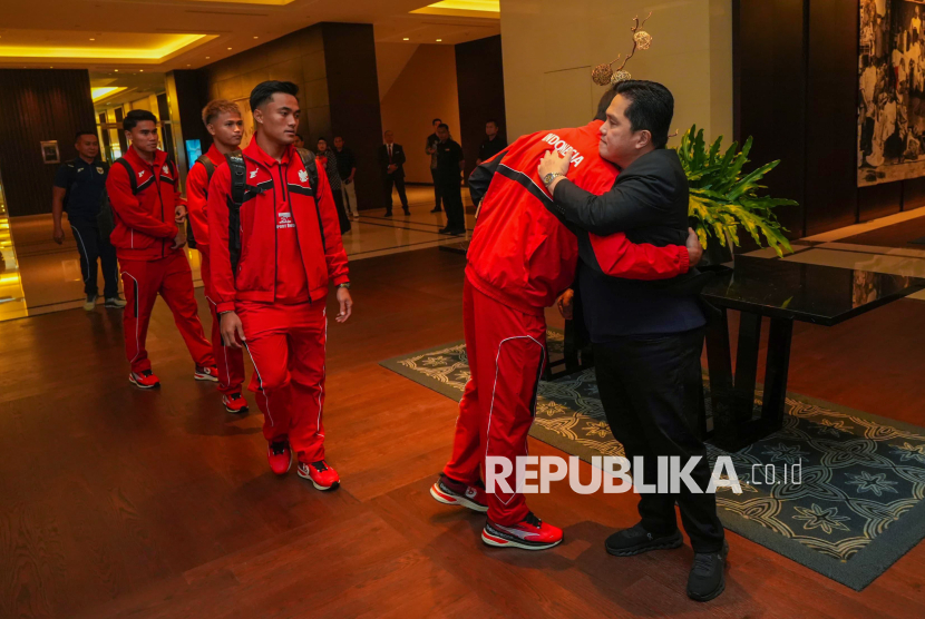 Ketua Umum PSSI Erick Thohir (kanan) menyalami pemain saat melepas pemain dan ofisial Timnas Indonesia menuju Australia di Jakarta, Ahad (16/3/2025). Timnas Indonesia akan bertanding dengan Timnas Australia dalam putaran ketiga Kualifikasi Piala Dunia 2026 grup C pada Kamis (20/3) di Stadion Sepak Bola Sydney. 