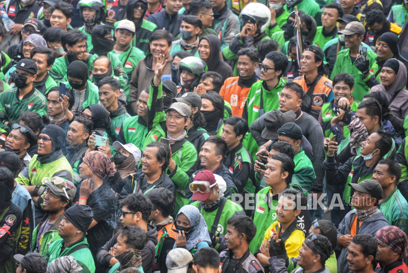 Sejumlah pengemudi ojek online (ojol) melakukan aksi unjuk rasa kawasan Patung Kuda, Jakarta, Kamis (29/8/2024). Mereka menuntut pemerintah dan perusahaan transportasi online untuk melegalkan status profesi driver ojol dalam undang-undang (UU). Selain itu, mereka juga menuntut perusahaan aplikasi untuk menurunkan biaya potongan aplikasi. Mereka datang dengan menggunakan atribut perusahaan masing-masing seperti Gojek, Grab, Shopee, dan Maxim.