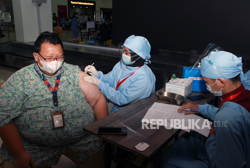 Petugas medis menyuntikan vaksin COVID-19 kepada pekerja bandara saat vaksinasi COVID-19 secara massal di Bandara Soekarno Hatta, Tangerang, Banten, Rabu (24/3). PT Angkasa Pura (AP) II (Persero) memastikan siap jika sentra vaksinasi Terminal 1A Bandara Soekarno-Hatta diperbolehkan untuk melakukan vaksinasi Covid-19 untuk lansia.