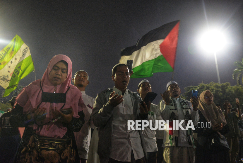 Umat Islam mengikuti Aksi Reuni 212 di kawasan Monas, Jakarta, Selasa (2/12/2025). Kegiatan yang rutin digelar setiap tahun itu dihadiri ribuan peserta dari berbagai daerah. Tema reuni tahun ini adalah Revolusi Akhlak untuk Selamatkan NKRI dari Penjahat dan Merdekakan Palestina dari Penjajah.