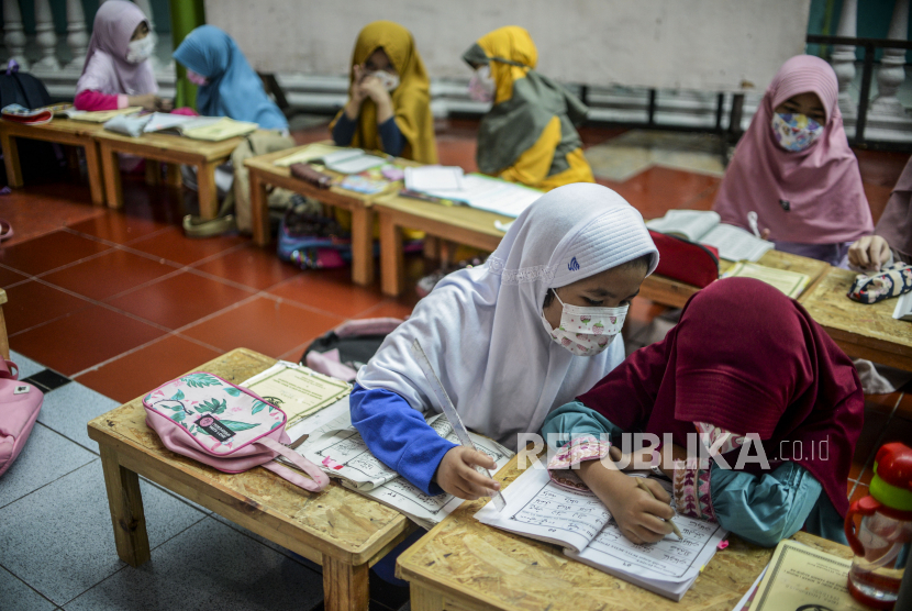 Anak-anak belajar mengaji. 500 Guru Mengaji dan Imam Masjid di Bantaeng Terima Insentif