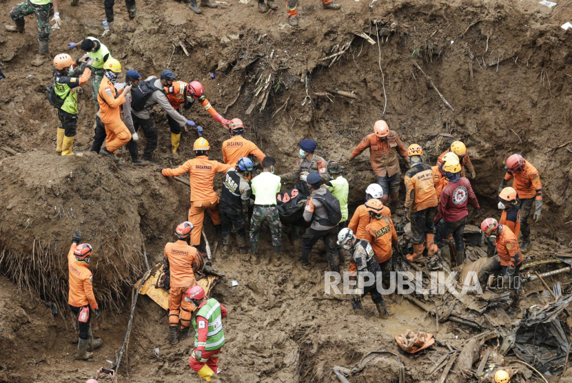 Tim penyelamat mengevakuasi jenazah korban gempa bermagnitudo 5,6 SR di Cianjur, Indonesia. Ilustrasi.