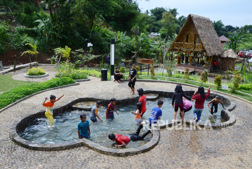 Anak-anak bermain di kolam dangkal Wetland Park Cisurupan yang baru diresmikan saat Hari Bhakti PU oleh Pemkot Bandung di Kelurahan Cisurupan Kecamatan Cibiru, Kota Bandung, Jumat (3/12). Wetland Park Cisurupan adalah konsep kolam retensi yang dapat dimanfaatkan menjadi destinasi wisata.