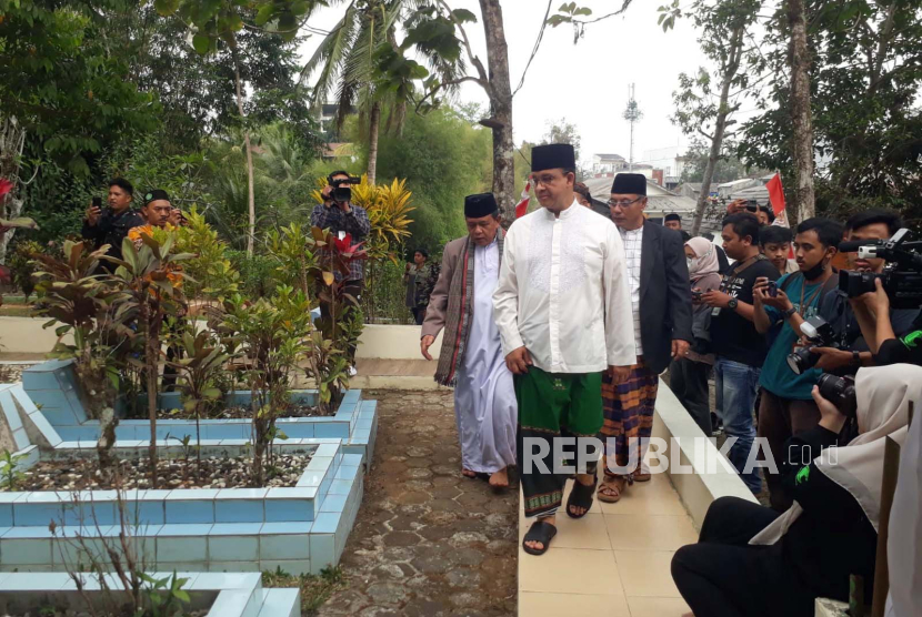 Bacapres Anies Baswedan ziarah ke makam pahlawan nasional KH Ahmad Sanusi di kompleks Ponpes Syamsul Ulum, Kota Sukabumi, Rabu (20/9/2023).