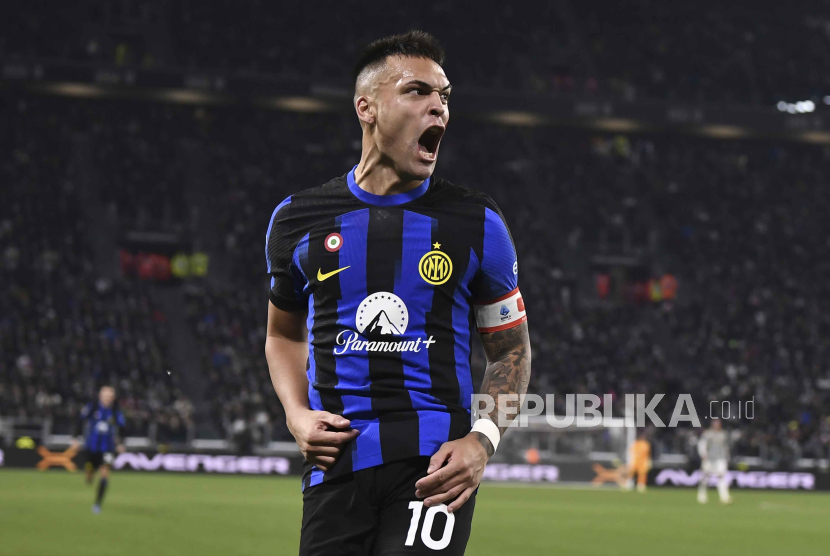 Striker Inter Milan, Lautaro Martinez, berselebrasi seusai mencetak gol. 