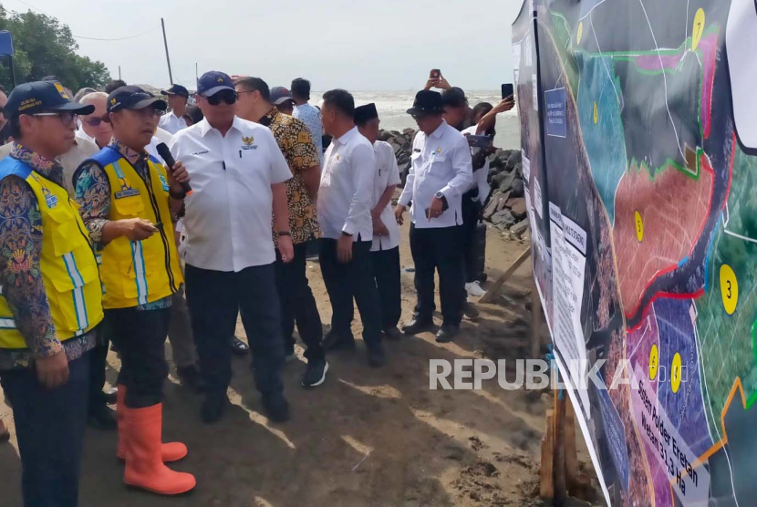 Menteri Koordinator (Menko) Bidang Perekonomian, Airlangga Hartarto mengecek langsung penanganan bencana rob di Eretan, Kabupaten Indramayu, Rabu (24/1/2024). 