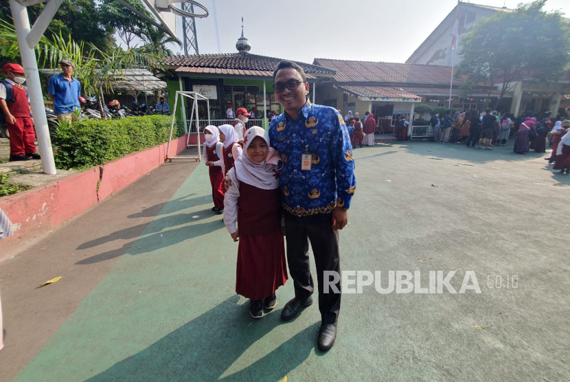 Sejumlah aparatur sipil negara (ASN) di Kota Depok, Jawa Barat, mengantar anaknya pada hari pertama masuk sekolah, Senin (17/7/2023). 