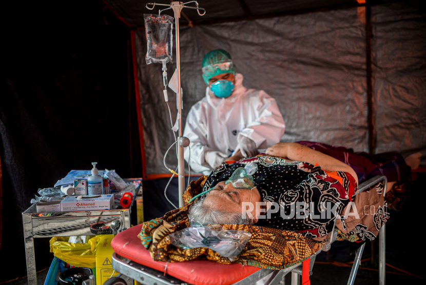 Tenaga kesehatan memeriksa pasien di tenda darurat  RSUD Chasbullah Abdulmajid Kota Bekasi, Jawa Barat.