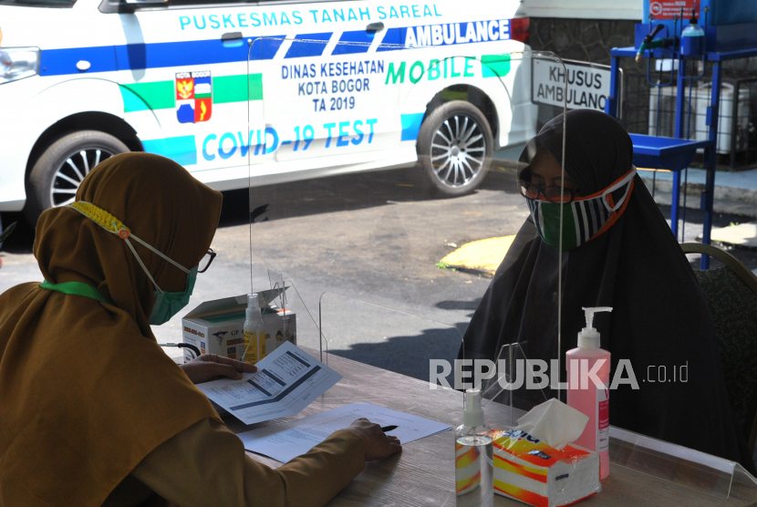 Bali Tempat Uji Coba Kedua Penyuntikan Vaksin Covid-19. Petugas medis mencatat data warga saat proses simulasi ujicoba vaksinasi COVID-19 di Puskesmas Tanah Sareal, Kota Bogor, Jawa Barat, Ahad (4/10/2020). Simulasi di puskesmas tersebut dilakukan setelah ditunjuk Kementerian Kesehatan sebagai salah satu lokasi pelaksanaan ujicoba vaksinasi COVID-19 dengan memastikan kesiapan mulai dari alur proses vaksinasi, tenaga kesehatan, observasi, penerapan protokol kesehatan dan jalur khusus ke Kejadian Ikutan Pasca Imunisasi (KIPI). 