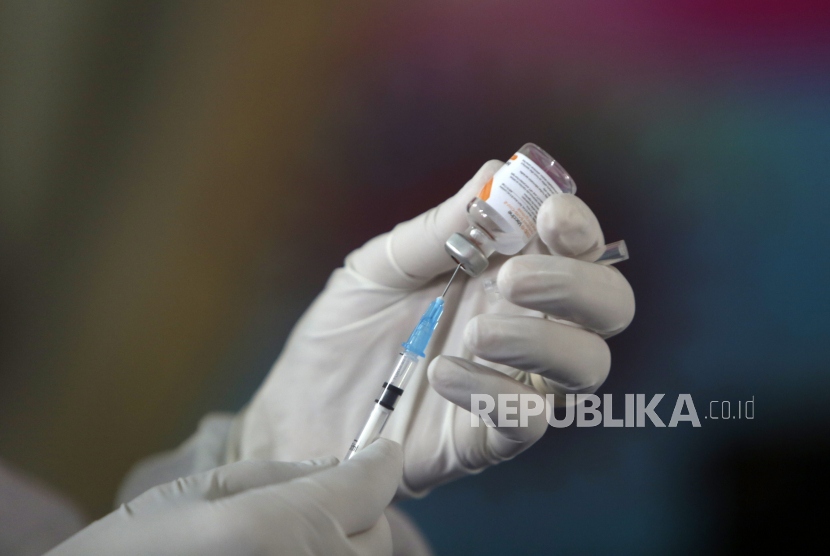  Seorang petugas kesehatan menyiapkan suntikan vaksin COVID-19 saat vaksinasi di sebuah rumah sakit di Banda Aceh.