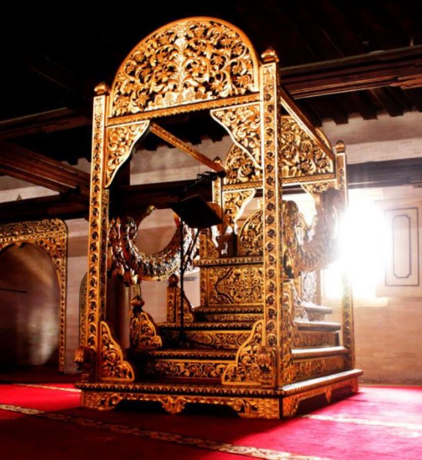 Mimbar: Tempat Kecil Penuh Makna di Masjid - Suara Muhammadiyah