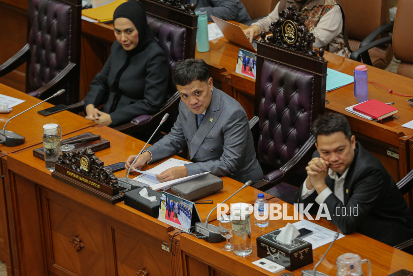 Ketua Komisi III DPR RI Habiburokhman (tengah).