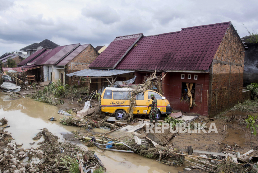  Seorang tentara memeriksa kerusakan di lingkungan yang terkena banjir di Medan, Sumatera Utara