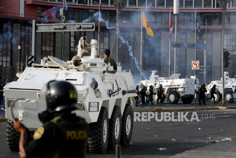 Polisi mengunakan kendaraan berat menghadapi demonstran saat protes di Lima, Peru, Jumat, (20/1/2023). 