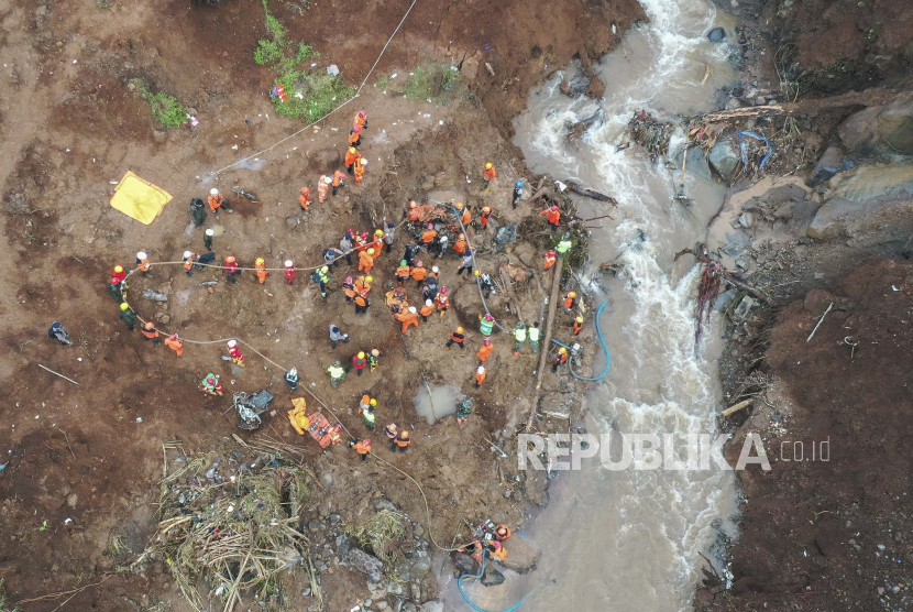 Foto udara yang diambil dengan drone menunjukkan tim penyelamat mencari korban gempa bumi berkekuatan 5,6 SR di Cianjur, Indonesia, 26 November 2022. Menurut Badan Nasional Penanggulangan Bencana (BNPB), setidaknya 310 orang tewas dan 24 hilang setelah gempa bermagnitudo 5,6 melanda barat daya Cianjur, Jawa Barat pada 21 November 2022.