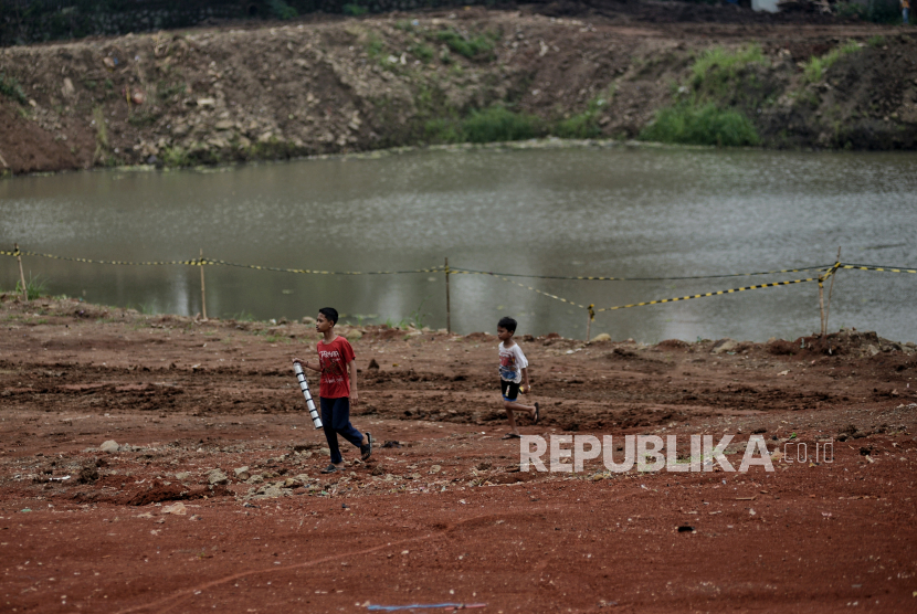 Anak bermain di area proyek pembangunan Waduk Brigif, Jagakarsa, Jakarta (ilustrasi)