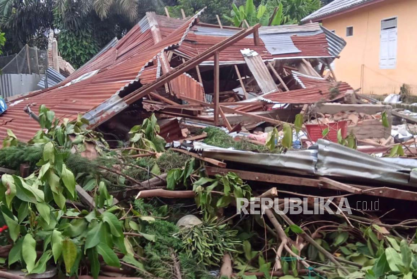 Warga Nagari Bahagia Padang Galugua, Kecamatan Padang Gelugur, Kabupaten Pasaman Barat, Sumatera Barat, menghancurkan rumah terduga pelaku pencabulan terhadap 20 orang anak 