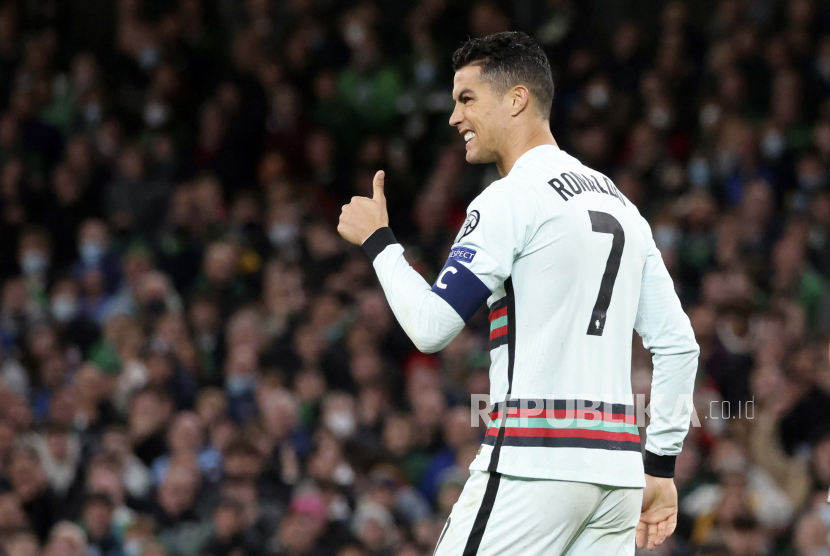 Reaksi Cristiano Ronaldo dari Portugal setelah gagal mencetak gol pada pertandingan sepak bola kualifikasi grup A Piala Dunia 2022 antara Republik Irlandia dan Portugal di stadion Aviva di Dublin, Kamis, 11 November 2021.