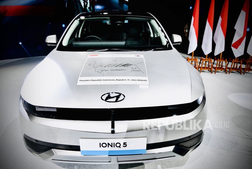 Mobil listrik Ioniq 5 dengan tandatangan Presiden Joko Widodo tertoreh di bagian penutup mesinnya di Pabrik Hyundai Motor Manufacturing Indonesia di Bekasi, Jawa Barat, Rabu (16/3/2022). 