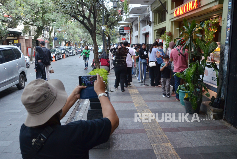 Sejumlah pengunjung berfoto ria di Jalan Braga, Kota Bandung.