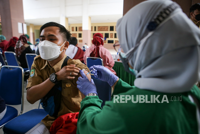 Seorang guru mengikuti vaksinasi COVID-19 Sinovac di Gedung Pemerintah Kota Tangerang, Banten, Selasa (30/3/2021). Sebanyak 6.400 guru di Kota Tangerang mengikuti vaksinasi sebagai persiapan pembelajaran tatap muka yang direncanakan digelar pada Juli 2021 mendatang. 