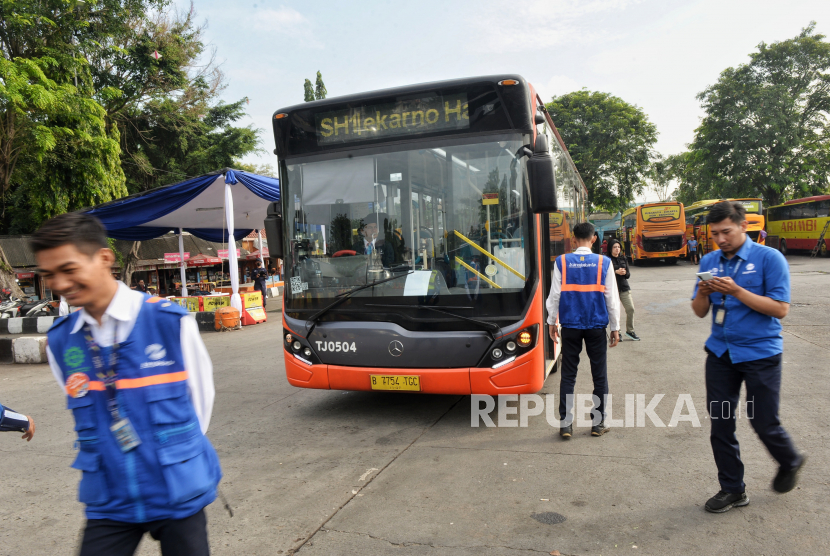 Bus Transjakarta rute Bandara Soekarno-Hatta, Kota Tangerang, Banten tiba di Terminal Kalideres, Jakarta Barat, Jumat (7/7/2023).