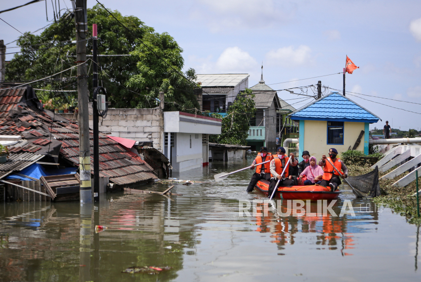 Petugas mengevakuasi warga menggunakan perahu karet saat banjir di Total Persada, Periuk, Kota Tangerang, Banten, Senin (22/2/2021). Memasuki hari ketiga, kawasan tersebut masih terendam banjir hingga setinggi 2,5 meter akibat luapan Kali Leduk. 